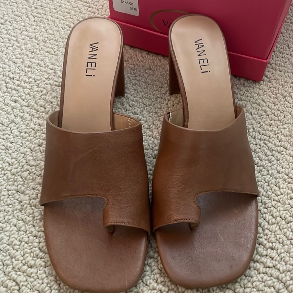 Vaneli camel sandals